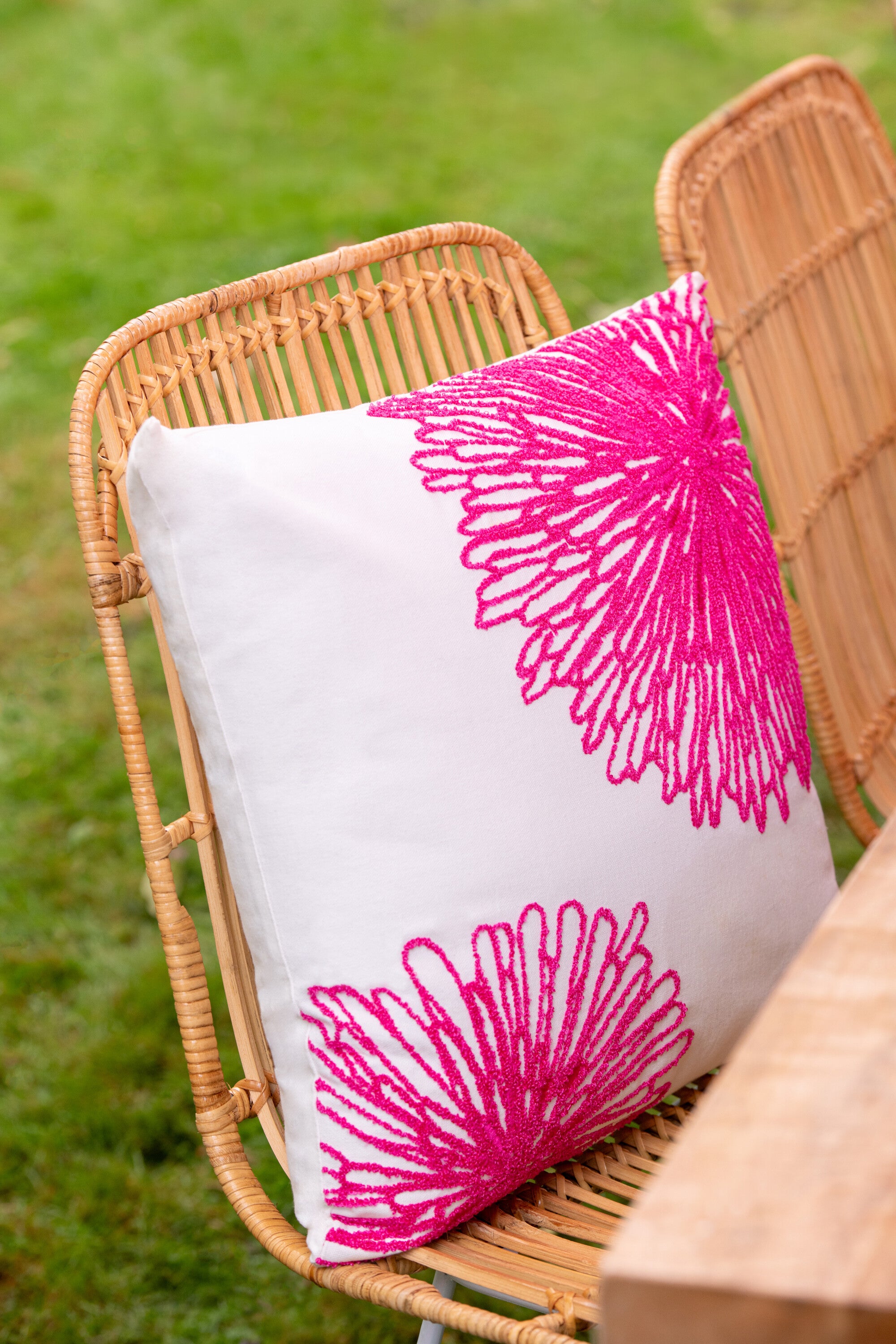 Cushion Flowers Cotton White/Fuchsia (61770)